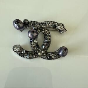 CHANEL women brooch with natural pearls Authentic